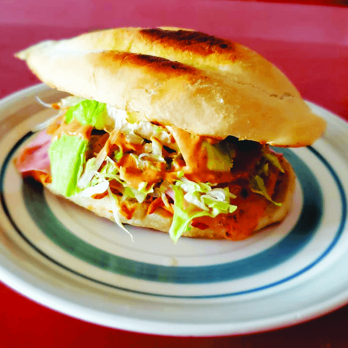 Torta de Pierna + Agua 1 L