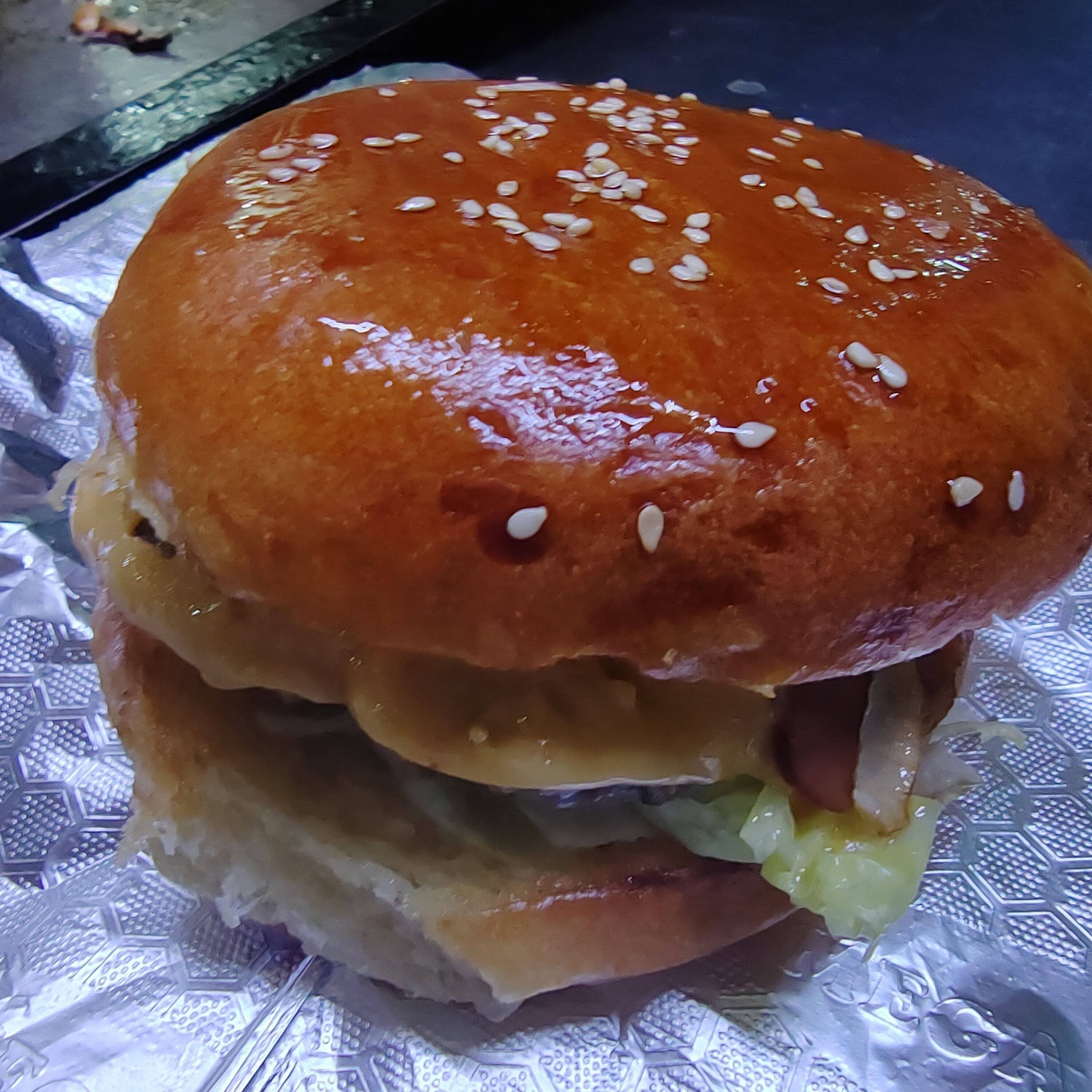 HAMBURGUESA CON PEPERONNI Y QUESO GOUDA GRATINADO
