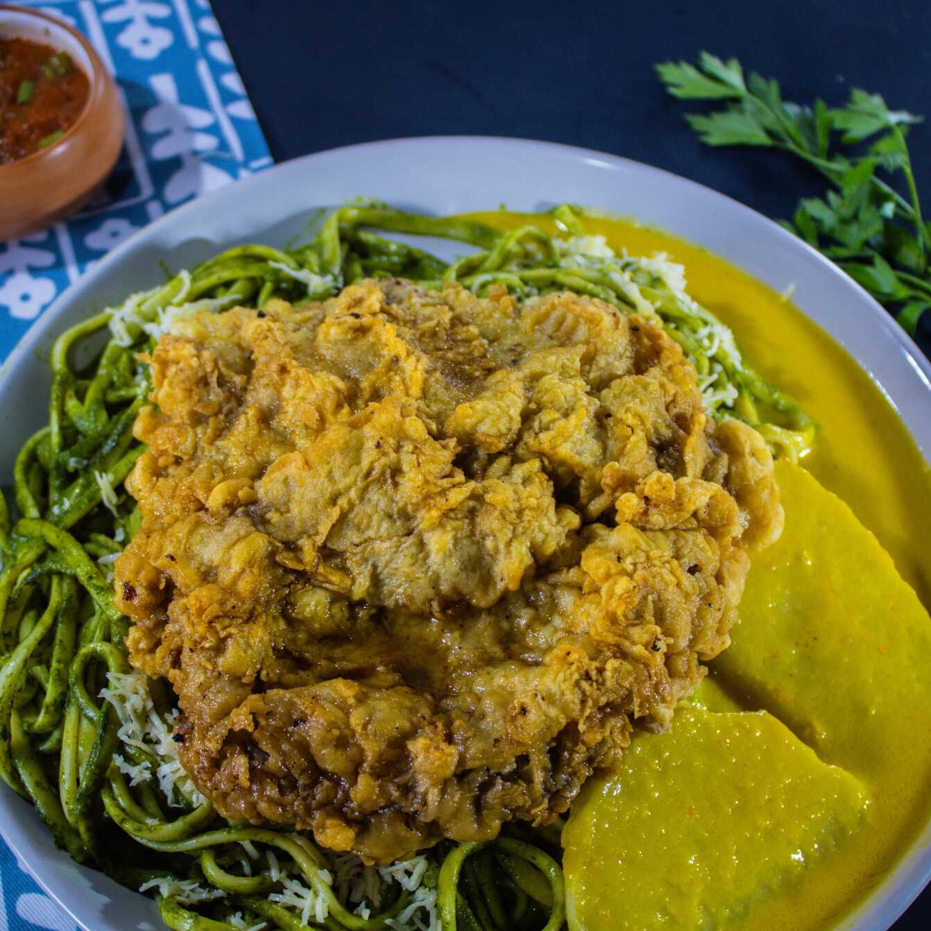 Tallarín Verde con Bistec Apanado