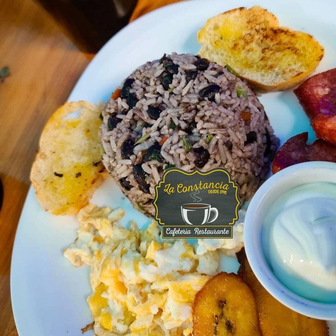 Gallo Pinto Clásico con Huevo revuelto y Natilla