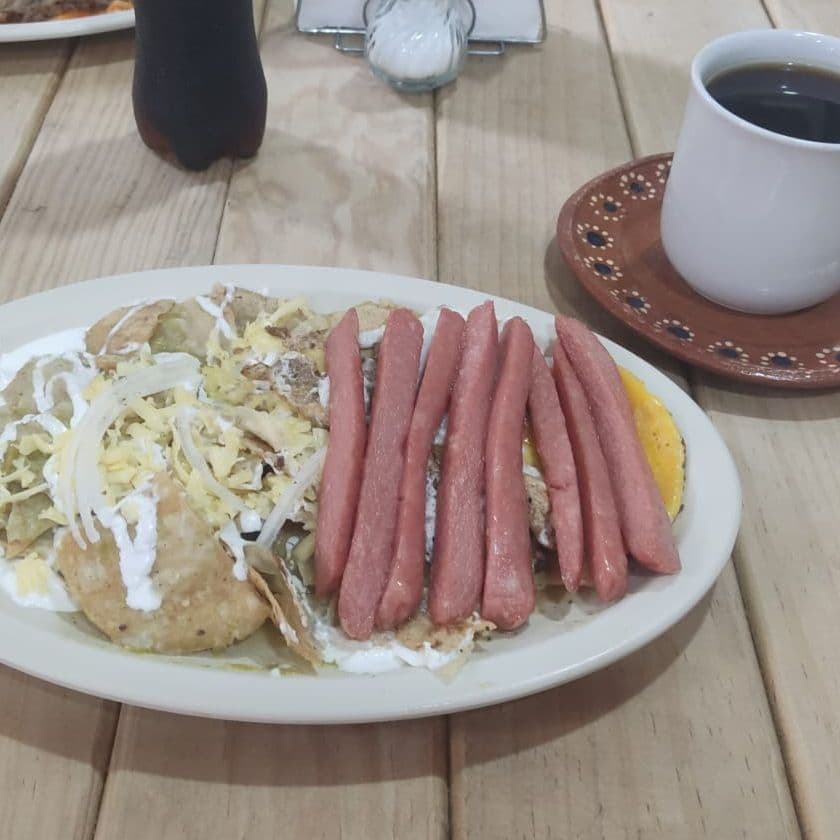 Chilaquiles Verdes con Salchicha