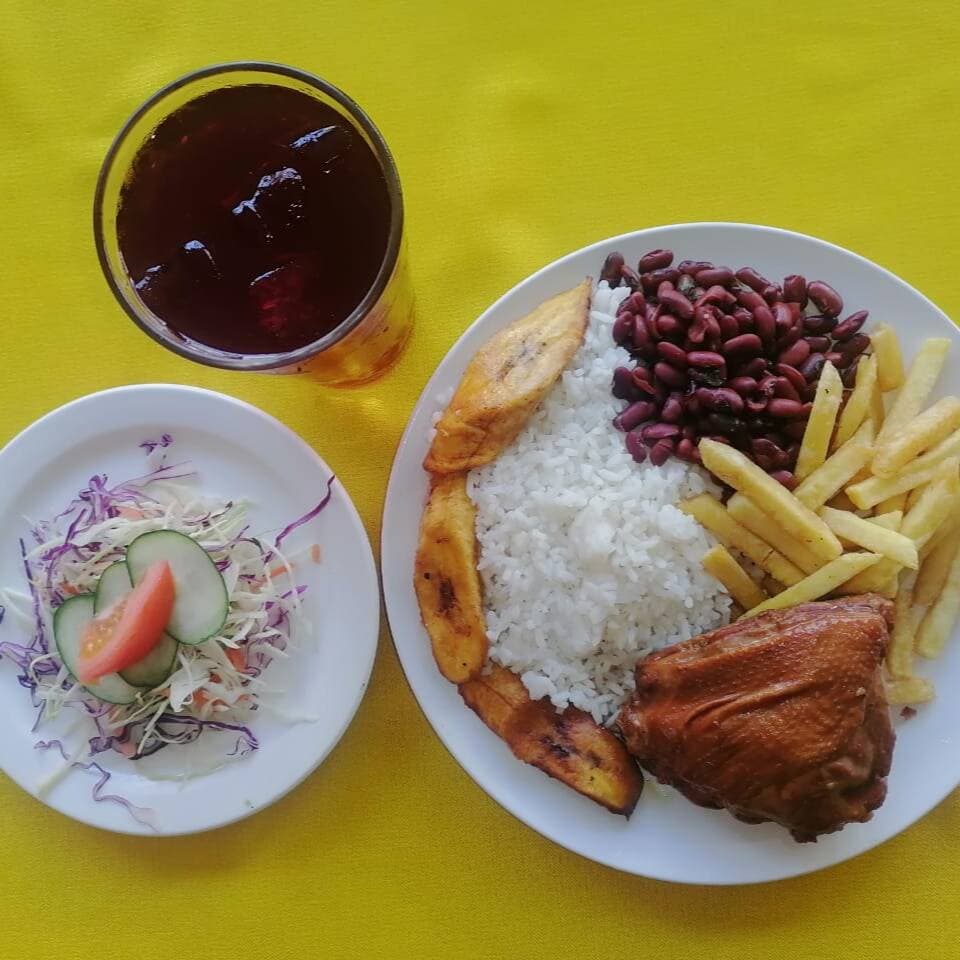 Casado Típico con Pollo