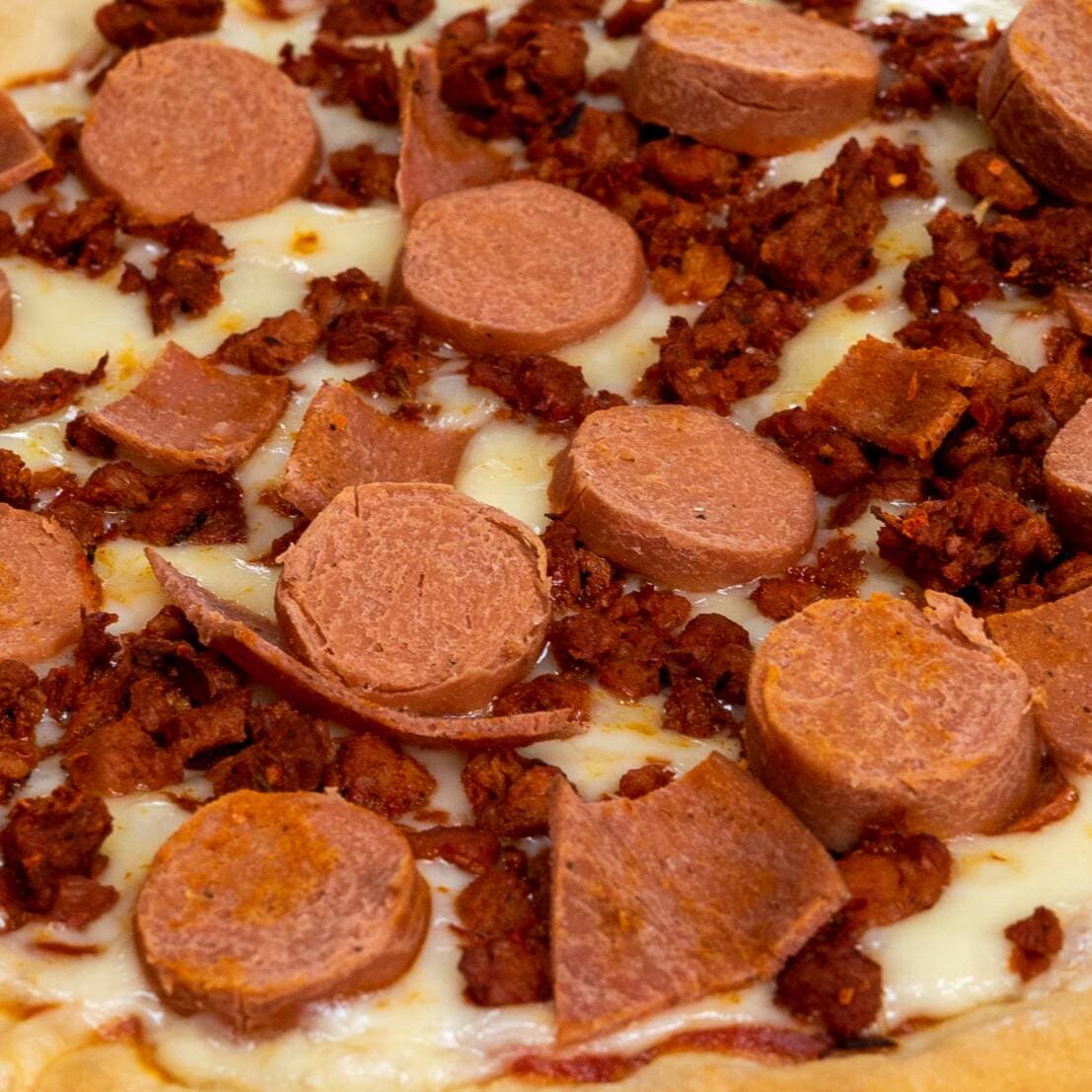 Pizza de carnes frías grande