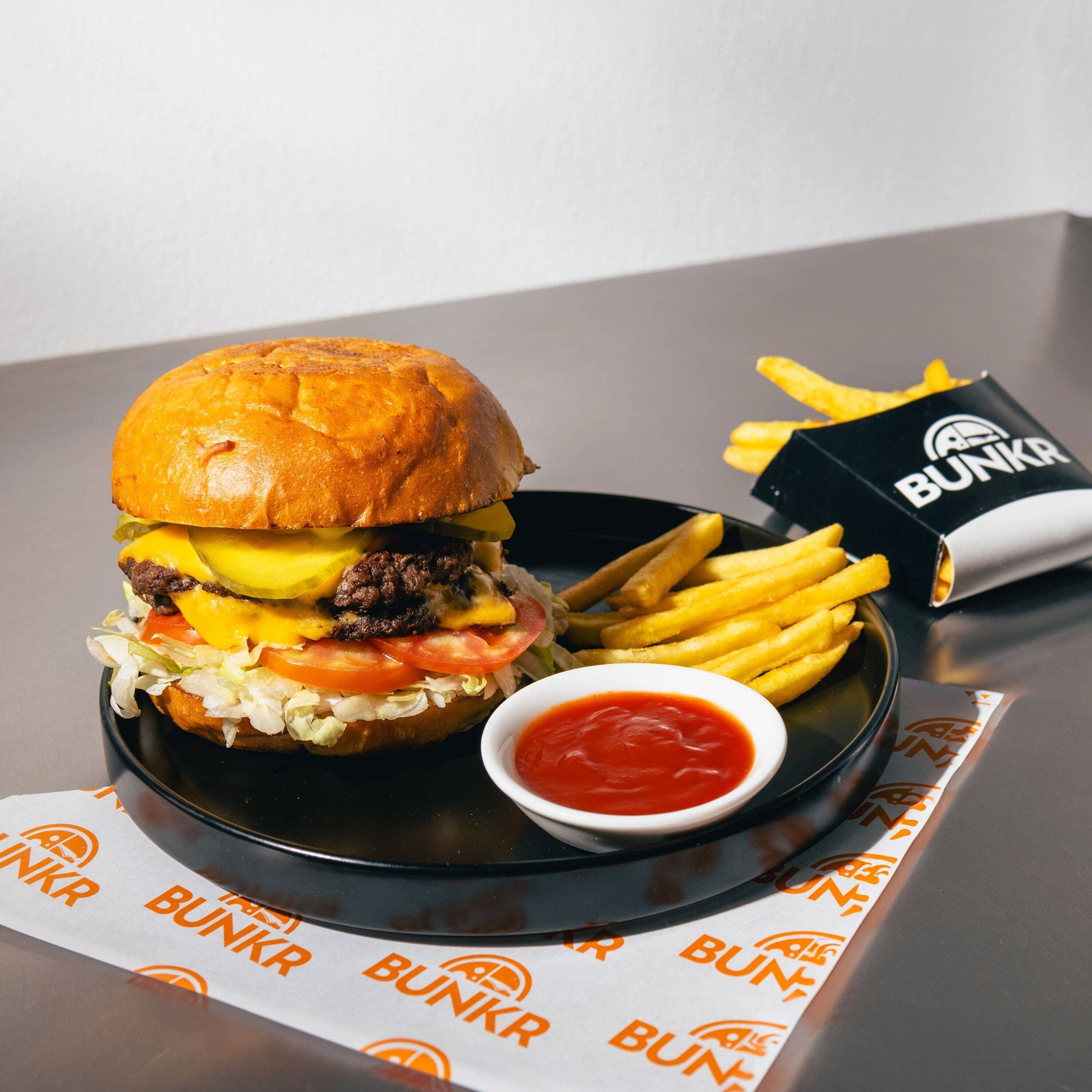 Hamburguesa Clásica Doble con Papas