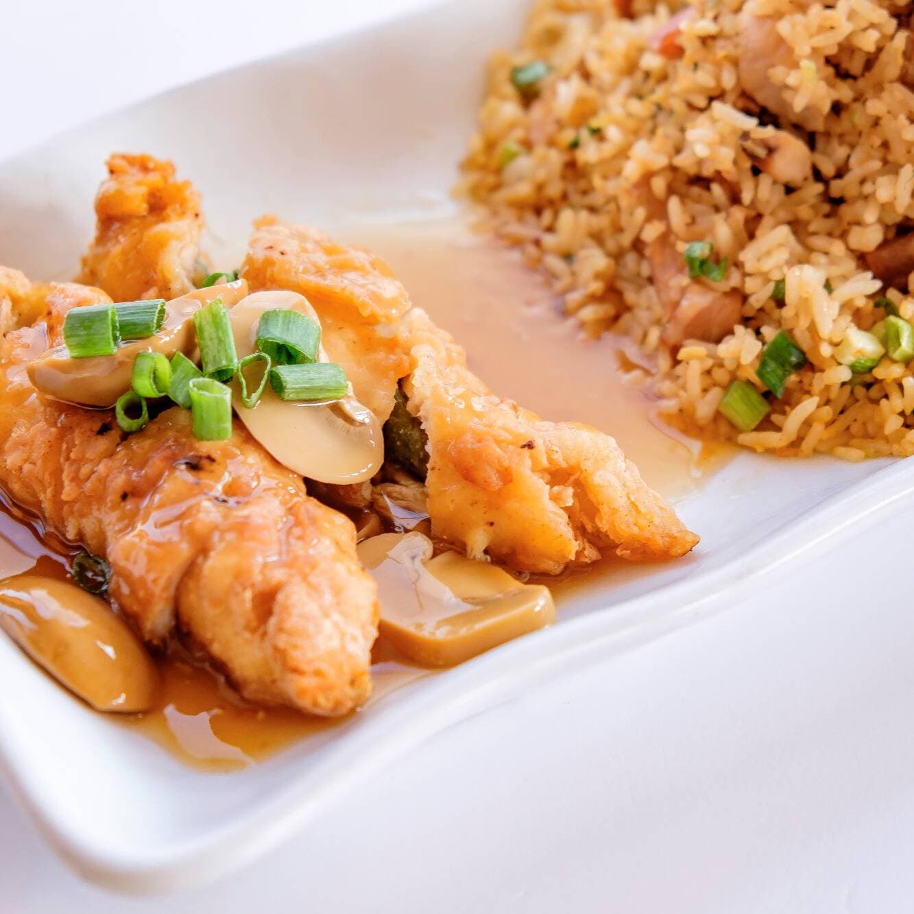 C13 Chaufa Especial y Pollo Enrollado