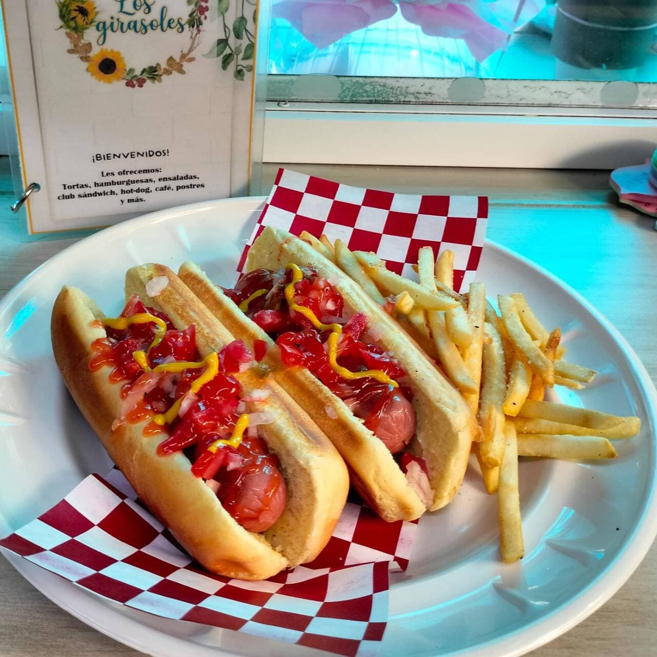 Paquete dos Hot Dogs Sencillos con papas