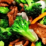 Bistec de Res con Brócoli más Rollitos