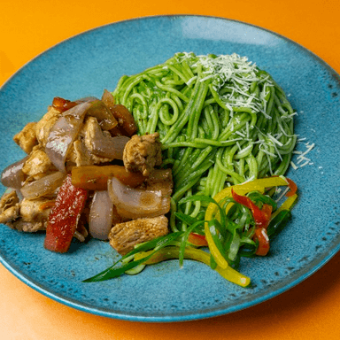 Fetuccini en salsa pesto con pollo saltado