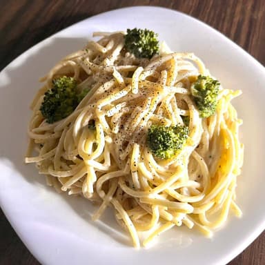 1/2 Spaggheti Blanco Cremoso Con Brocoli
