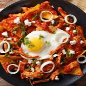 Chilaquiles rojos con huevo