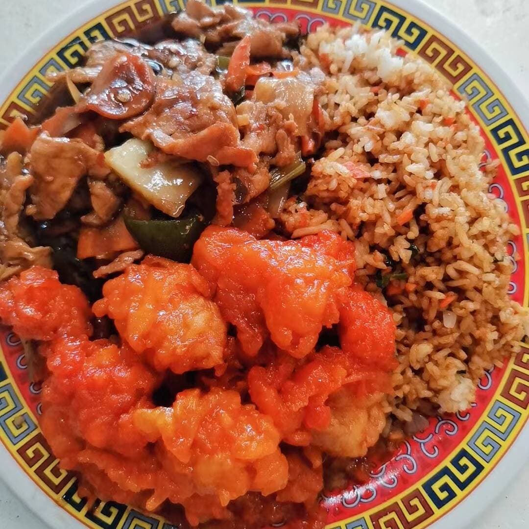 2 Guisos + Arroz o Espagueti（大） GRANDE