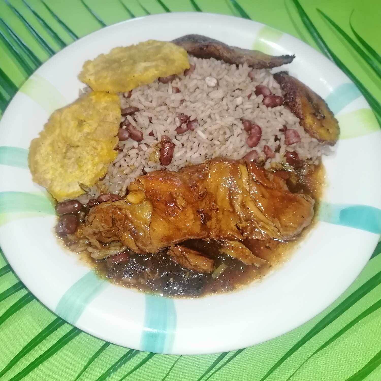 R&B Grande Con Pollo Caribeño + Refresco Gratis