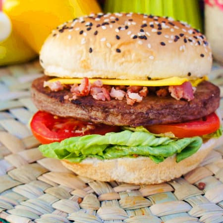 Chesse Burger Tocino + Papas Fritas