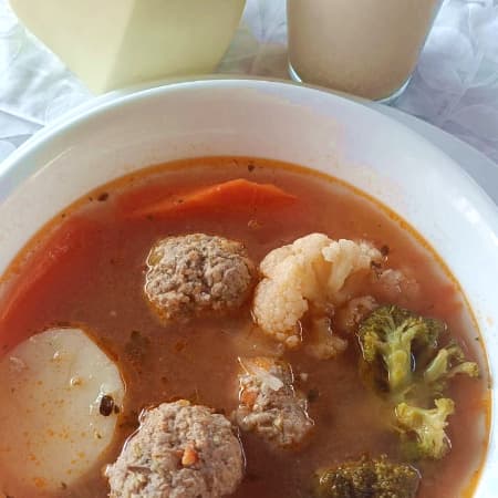CALDO DE ALBONDIGAS CON VERDURAS