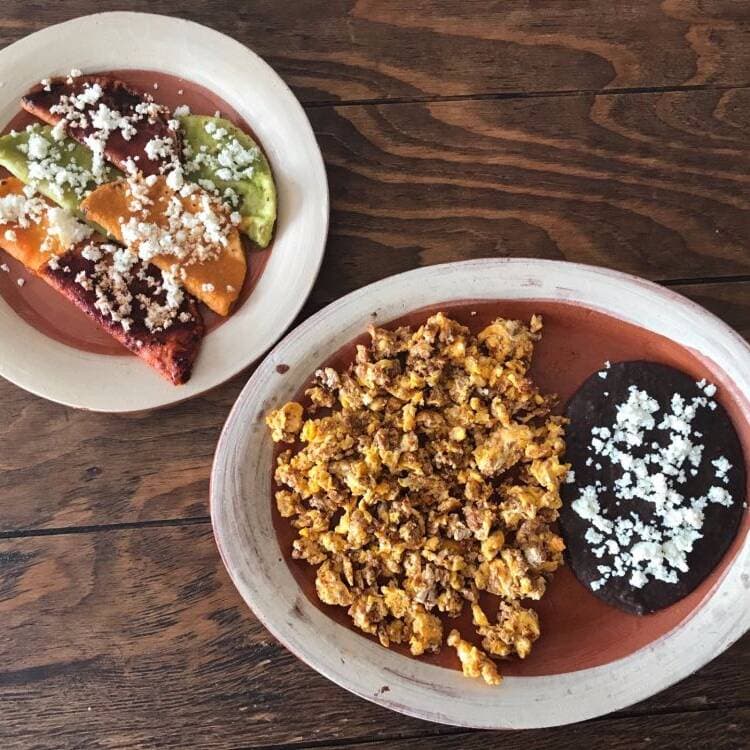 Huevo con Chorizo y Enchiladas