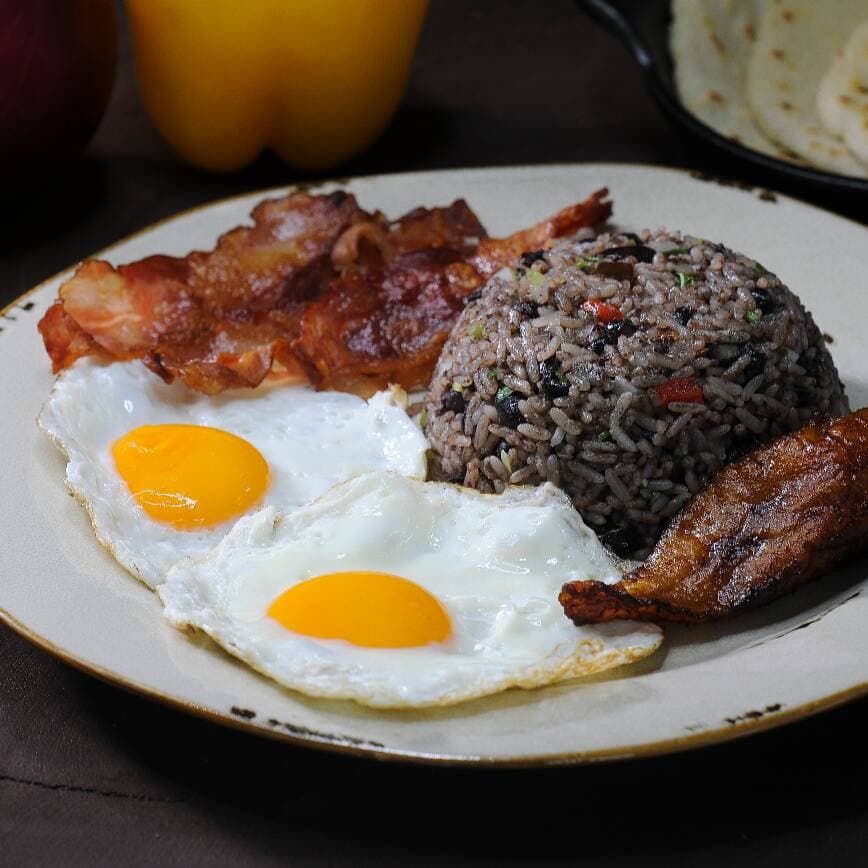 Pinto con Huevos y Tocineta + Refresco Natural