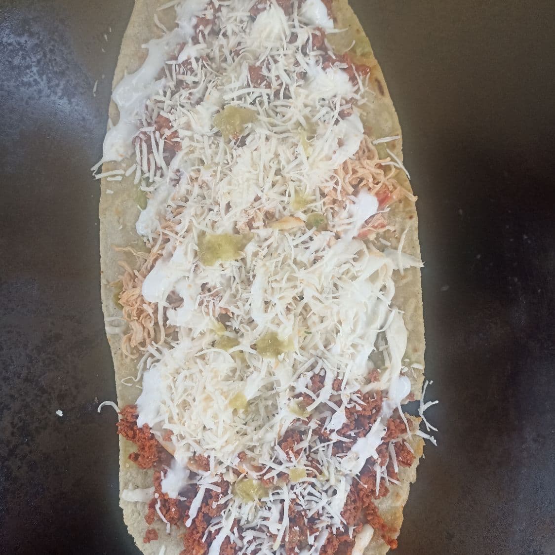 Sope grande con costilla encebollada y queso