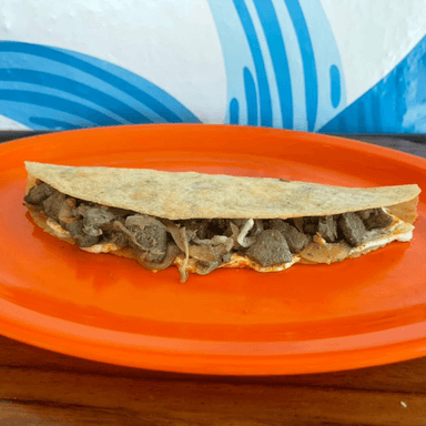 QUESADILLA DE HÍGADO ENCEBOLLADO