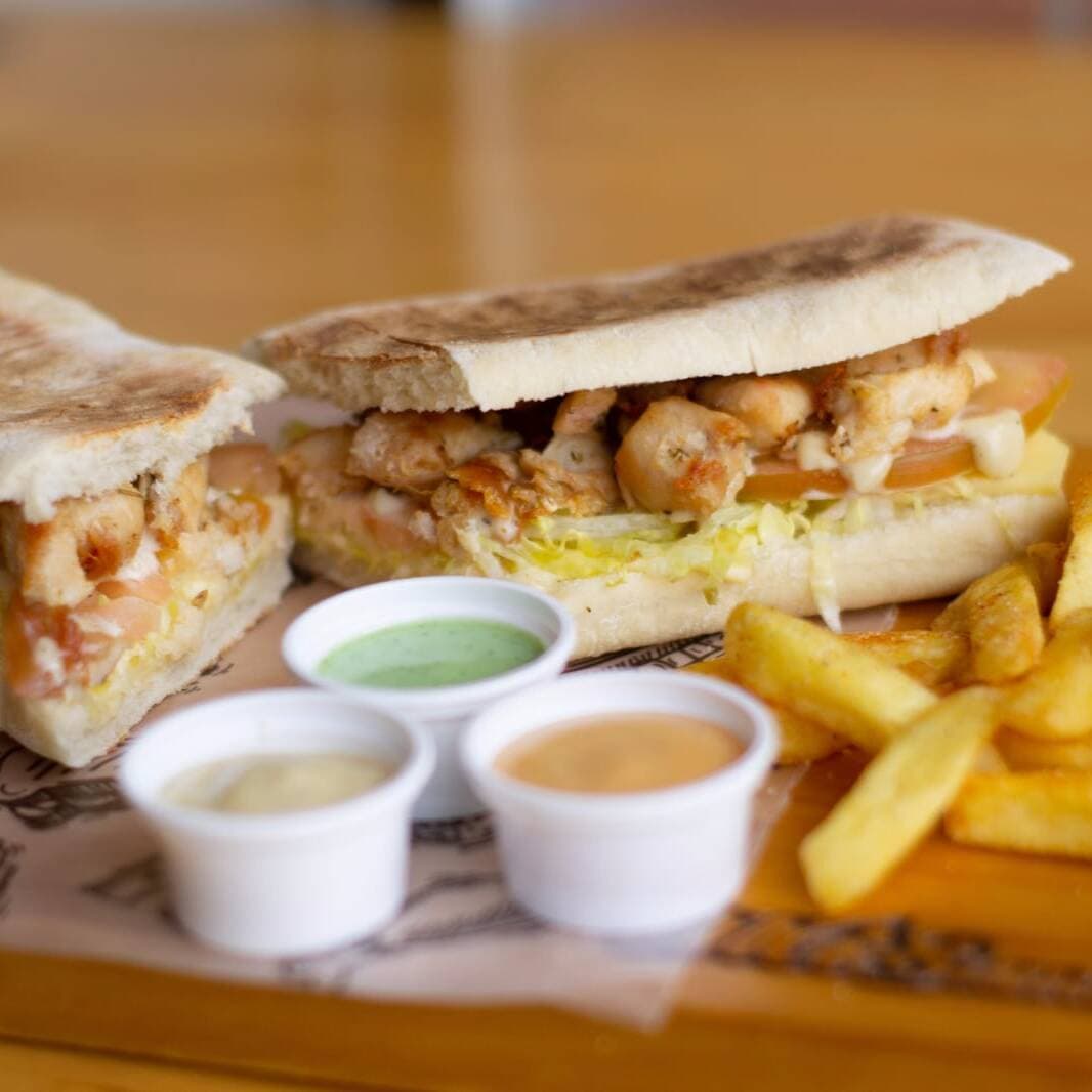 Sándwich de Pollo Tocineta + Porcion de Papas
