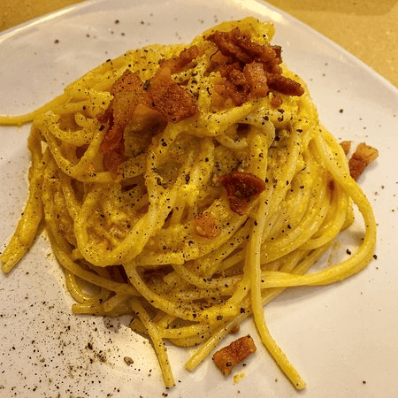 Spaguetti a la Carbonara 16 Onzas y Pan al Ajillo