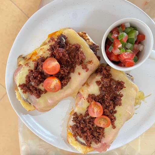Molletes con chorizo o tocino