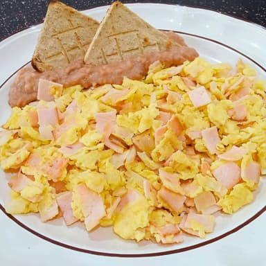 HUEVOS REVUELTOS CON JAMÓN