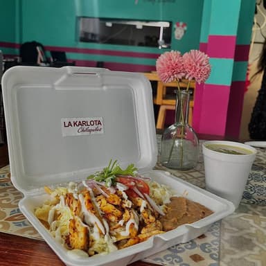 Chilaquiles con Pollo y Frijoles
