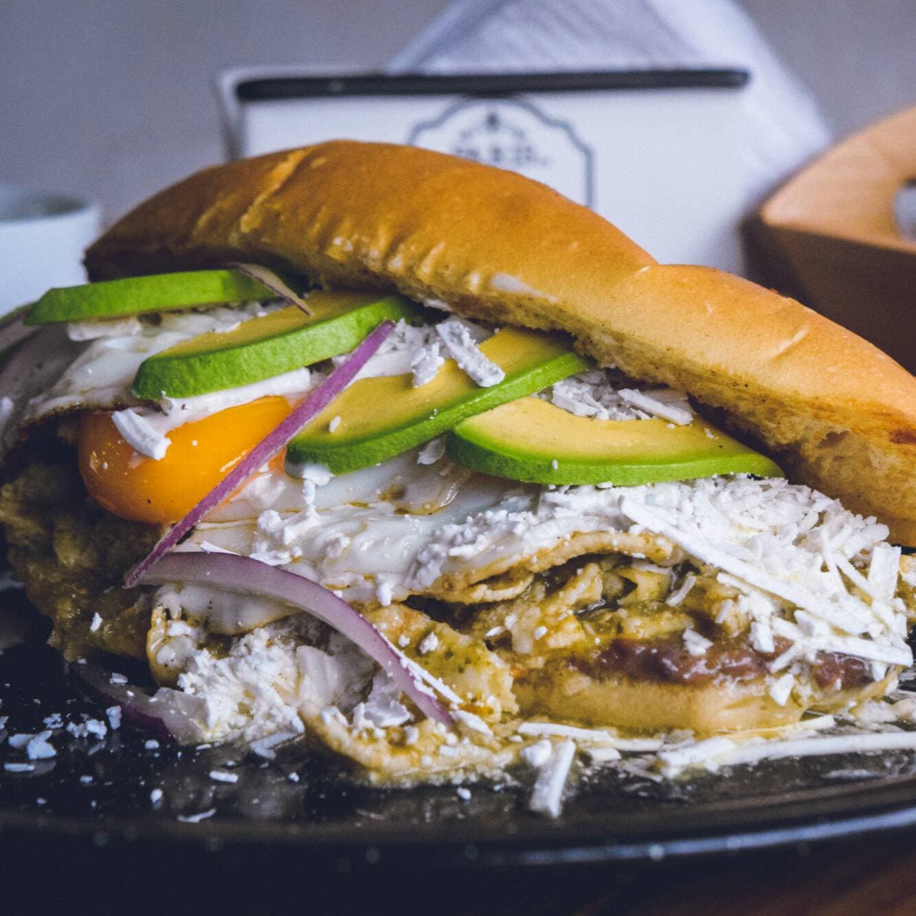Torta de Chilaquiles Rojos