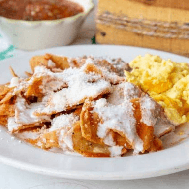 Chilaquiles con Huevo Revuelto