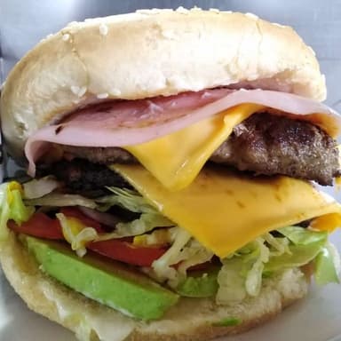 Combo Hamburguesa + Agua de Melón 1/2 Litro