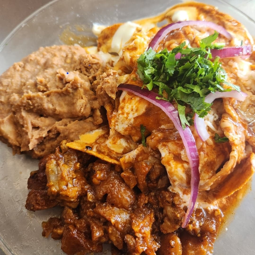 Chilaquiles con Chicharrón Rojo