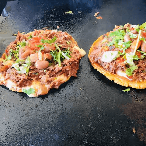3 sopes de birria + consomé