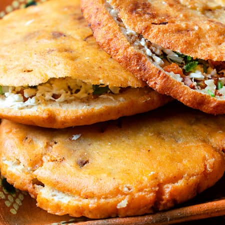Gordita de Mole Verde con Deshebrada Dorada