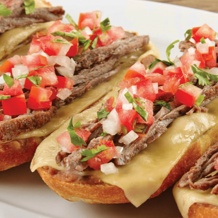 Molletes con Carne Asada