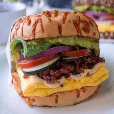 Bagel de huevo con tocino
