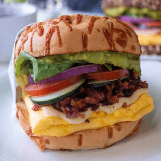 Bagel de huevo con tocino