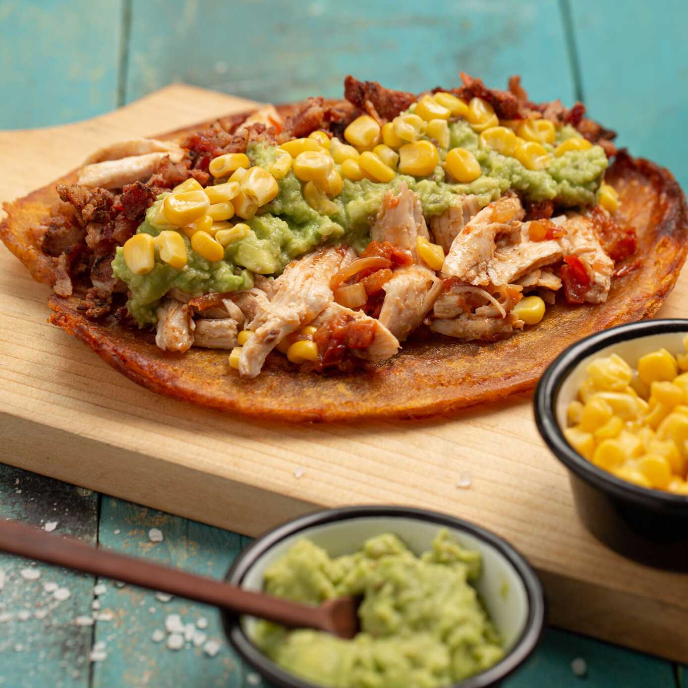 Patacón Pollo, Guacamole, Tocineta y Maíz