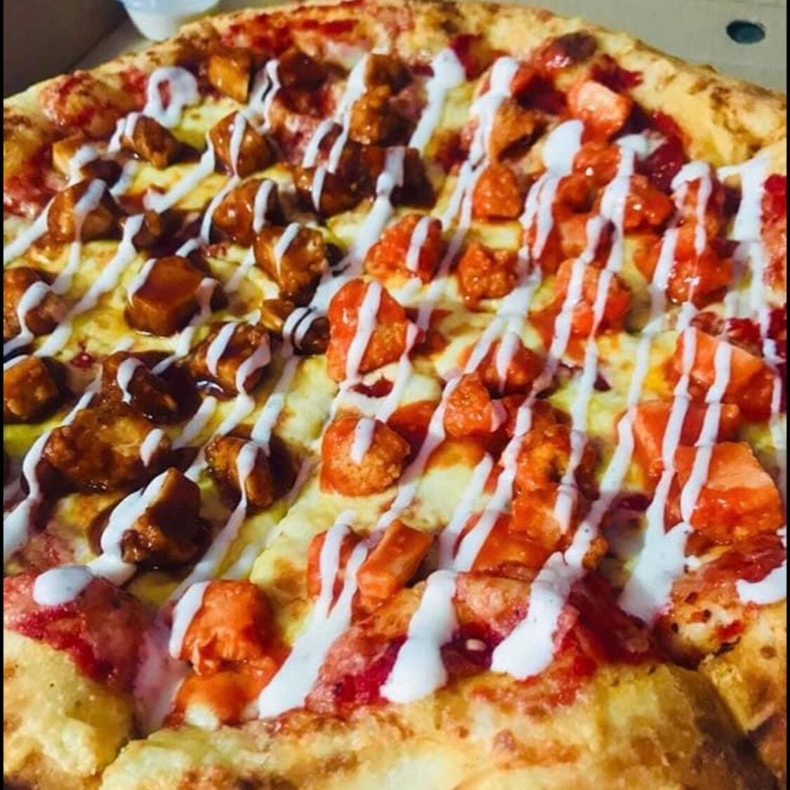 Pizza Boneless Mitad BBQ Y Mitad Búfalo Extra G