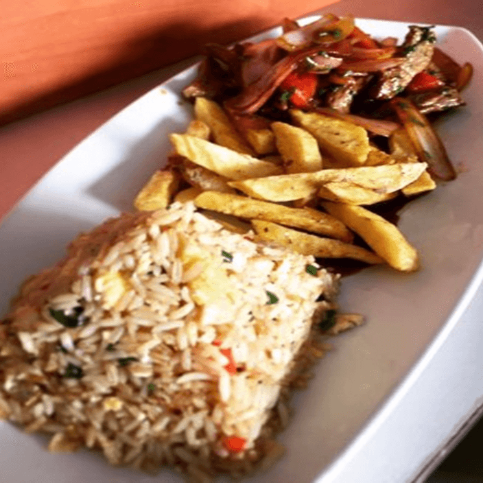 Pollo Saltado con Arroz Chaufa