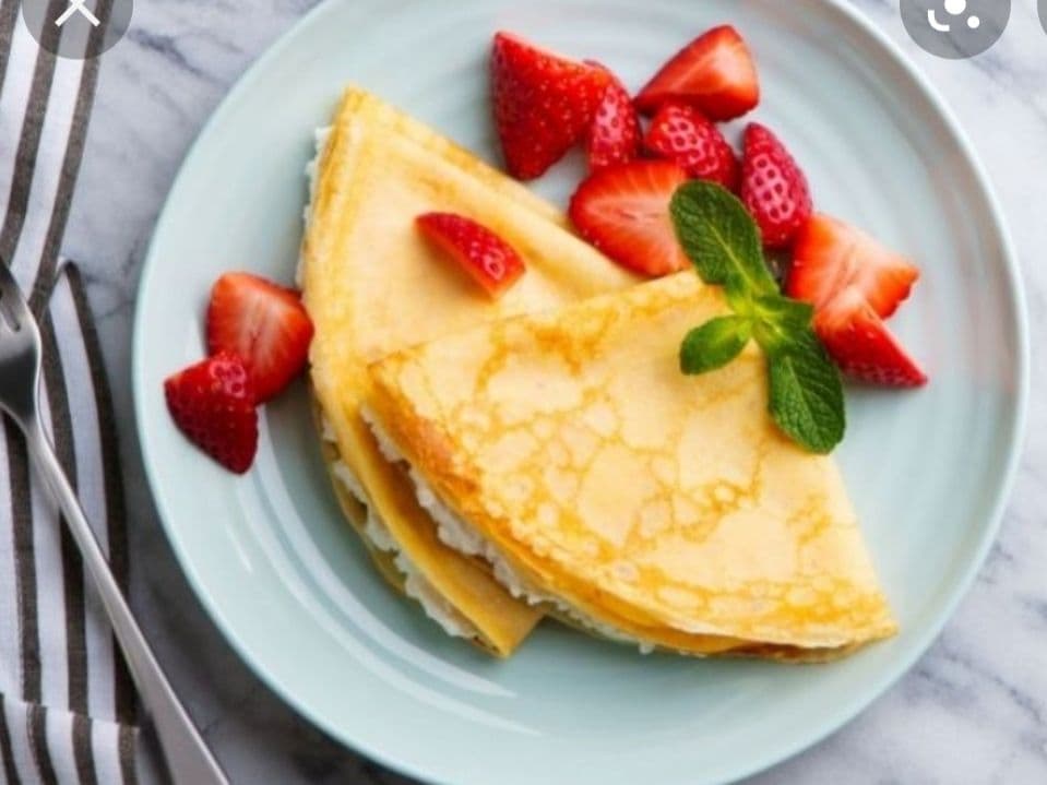 Crepa  pie de limón, fresa, banano y melocotón.