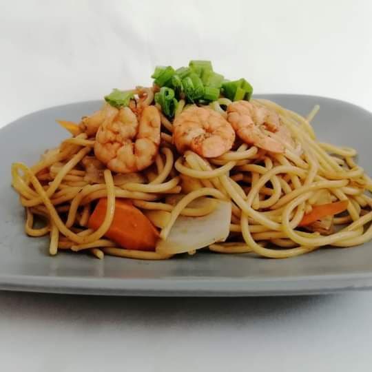 Pasta al ajillo con camarón.