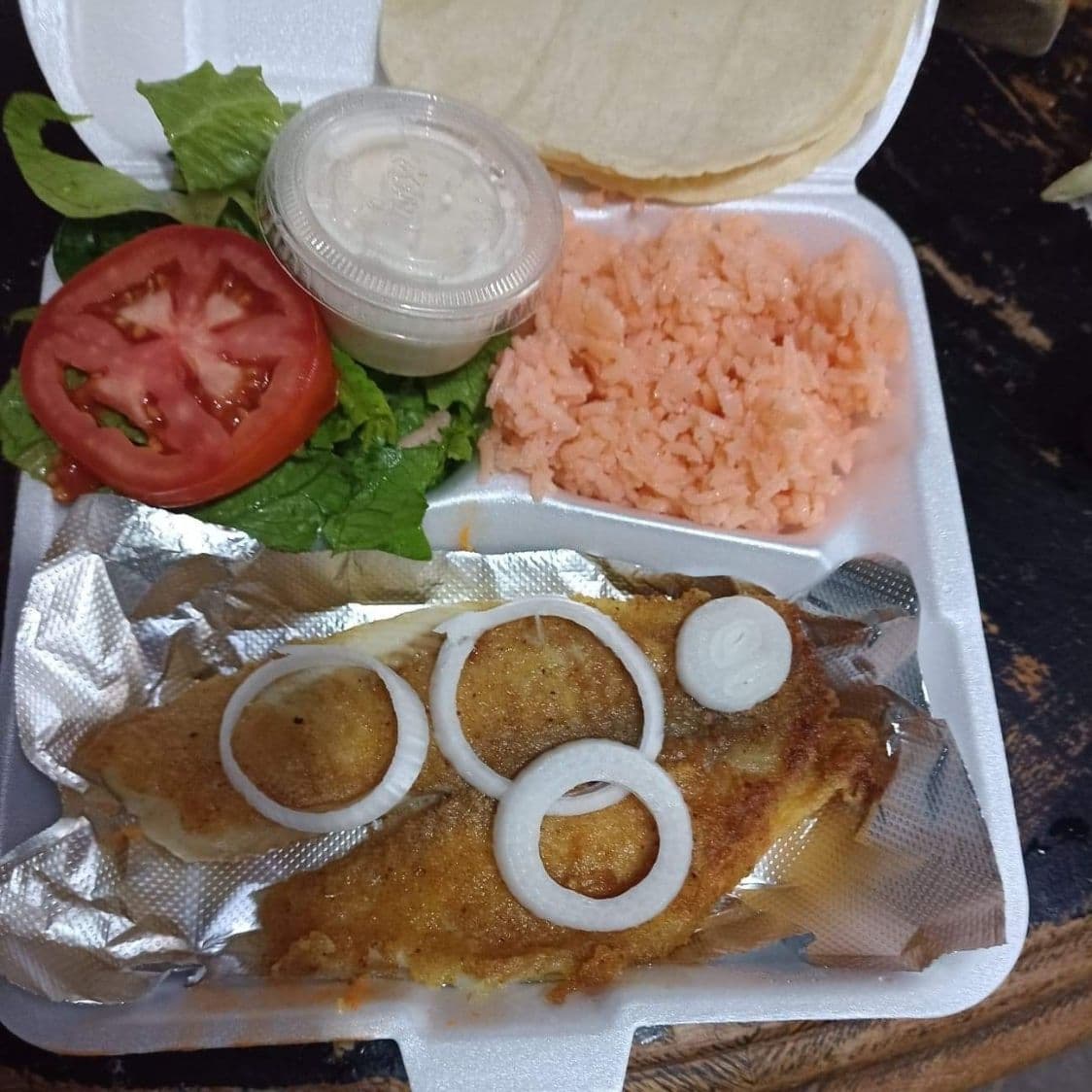 Filete de pescado con arroz, verduras y tortillas