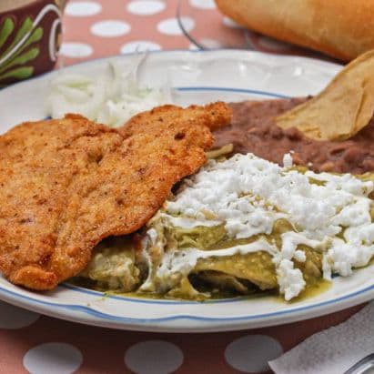 CHILAQUILES CON MILANESA ROJOS
