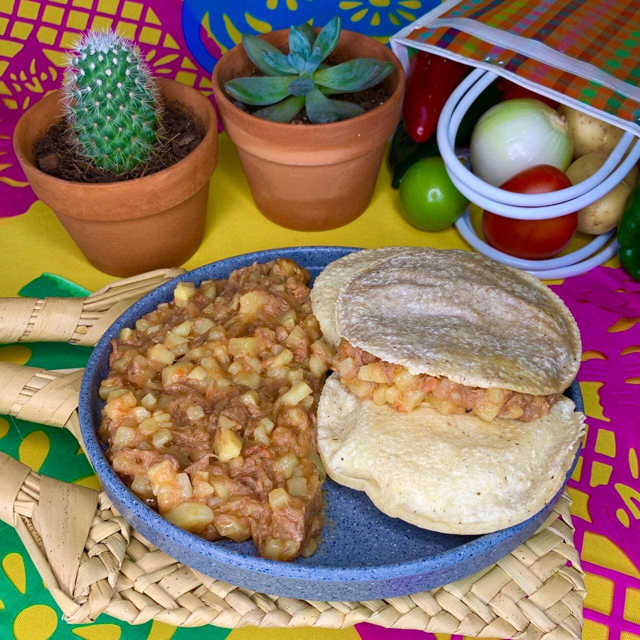 Gordita De Maíz Deshebrada Con Papas