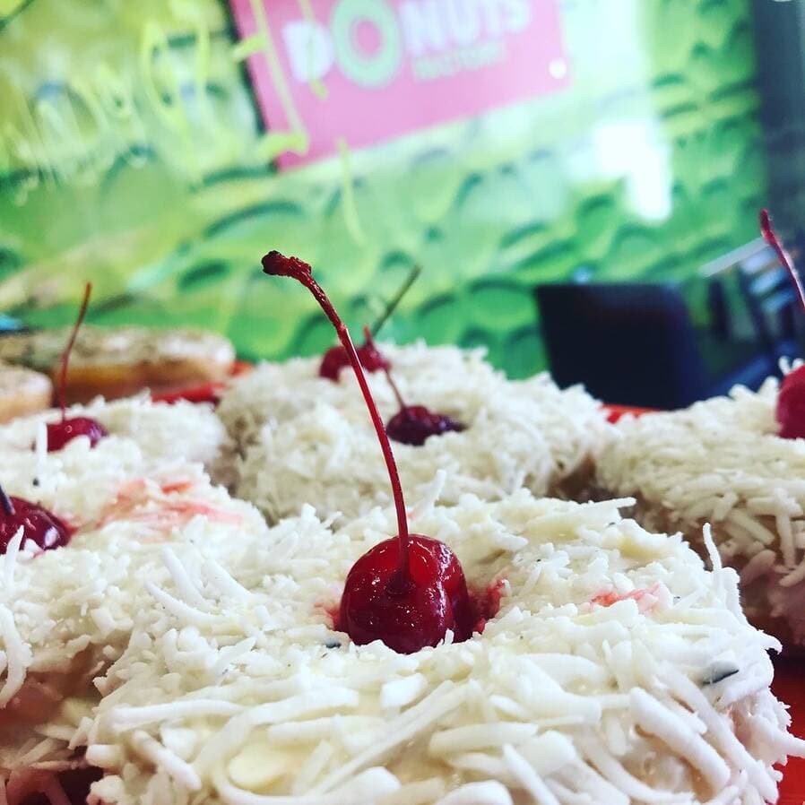 Piña Colada con Coco y Cereza
