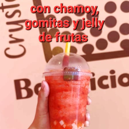 Smothie de Fresa con Chamoy y Gomitas