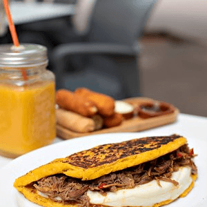 Cachapa con Queso de Mano y Carne Mechada