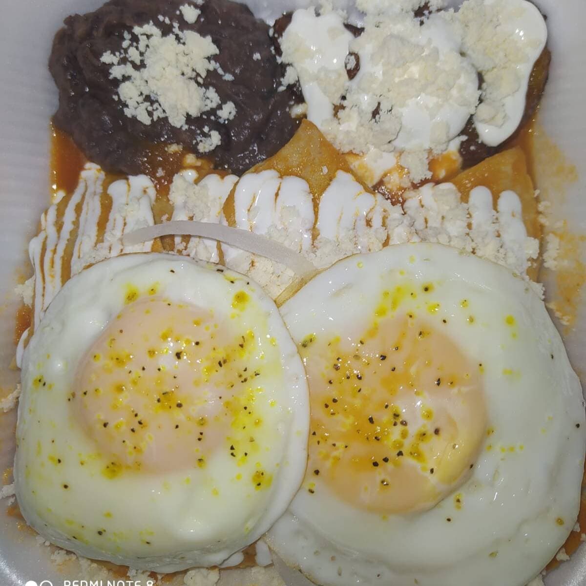 Chilaquiles rojos con huevos estrellados