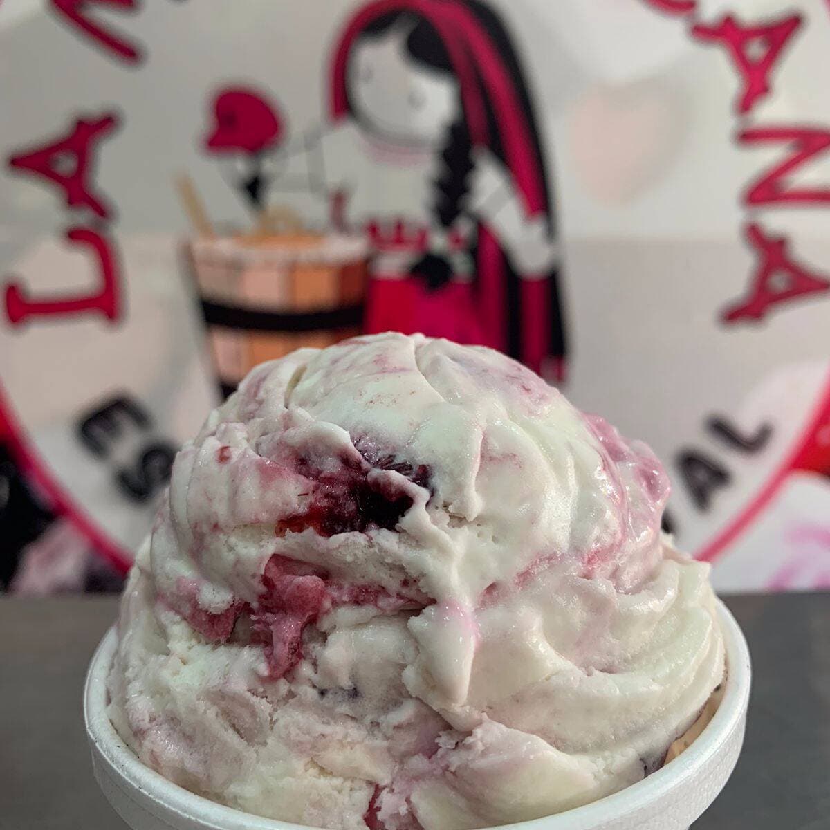 LITRO HELADO SABOR QUESO CON ZARZAMORA