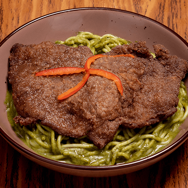 Tallarines Verdes con Bistec Apanado
